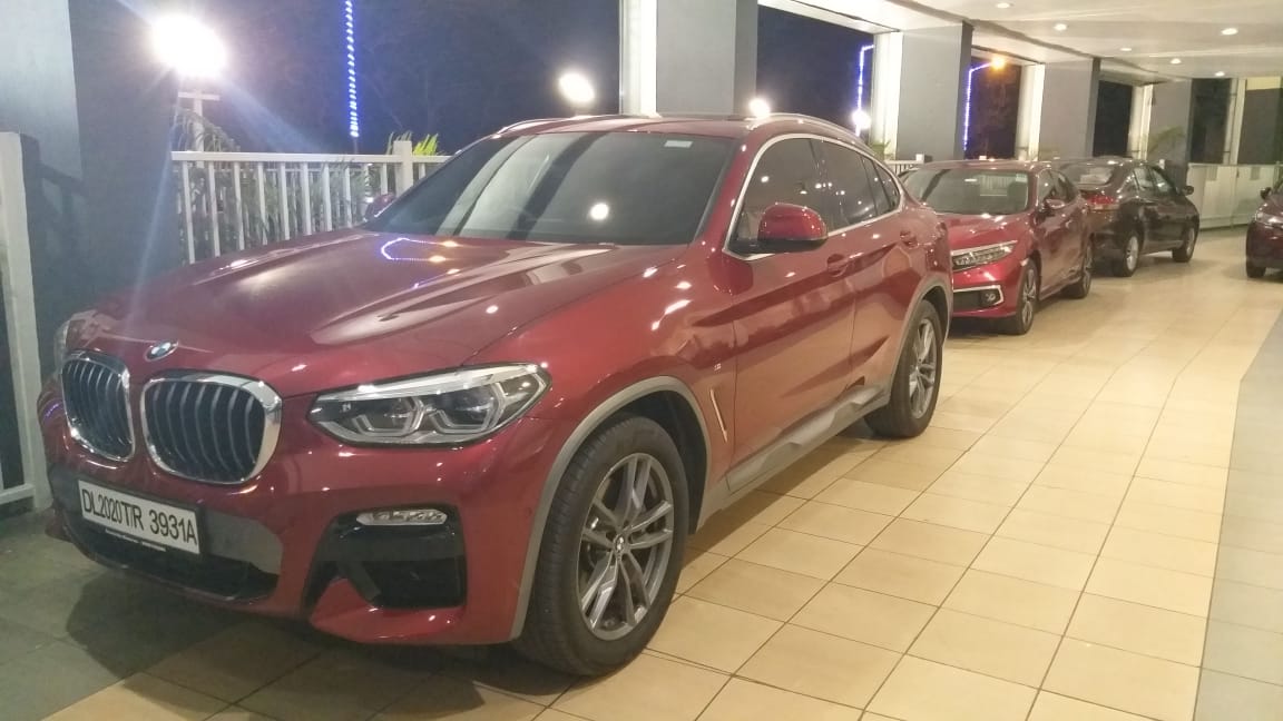 একদম নতুন মডেল BMW X4 কিনলেন সৌরভ। পুরনো BMW 7 এর যে গাড়িটি ছিল সেটা বিক্রি করে নতুন বাহন কিনলেন মহারাজ। আগের গাড়িটি নীল রঙের ছিল। নতুন BMW-র রঙ চেরি। দিন কয়েক আগে কলকাতায় এসেছ পৌঁছেছে তাঁর নতুন গাড়িটি। বৃহস্পতিবার নতুন গাড়ি নিয়েই সিএবিতে এসেছিলেন বোর্ড প্রেসিডেন্ট। তবে নিজে চালকের আসনে ছিলেন না ৷ Photo: Eeron Roy Barman একদম নতুন মডেল BMW X4 কিনলেন সৌরভ। পুরনো BMW 7 এর যে গাড়িটি ছিল সেটা বিক্রি করে নতুন বাহন কিনলেন মহারাজ। আগের গাড়িটি নীল রঙের ছিল। নতুন BMW-র রঙ চেরি। দিন কয়েক আগে কলকাতায় এসেছ পৌঁছেছে তাঁর নতুন গাড়িটি। বৃহস্পতিবার নতুন গাড়ি নিয়েই সিএবিতে এসেছিলেন বোর্ড প্রেসিডেন্ট। তবে নিজে চালকের আসনে ছিলেন না ৷ Photo: Eeron Roy Barman