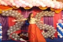 মর্মান্তিক! বিয়ের আসরে ‘তেরে বাঁহো মে মর যায়ে হাম’ গানে নাচার সময়েই মৃত্যু মর্মান্তিক! বিয়ের আসরে ‘তেরে বাঁহো মে মর যায়ে হাম’ গানে নাচার সময়েই মৃত্যু