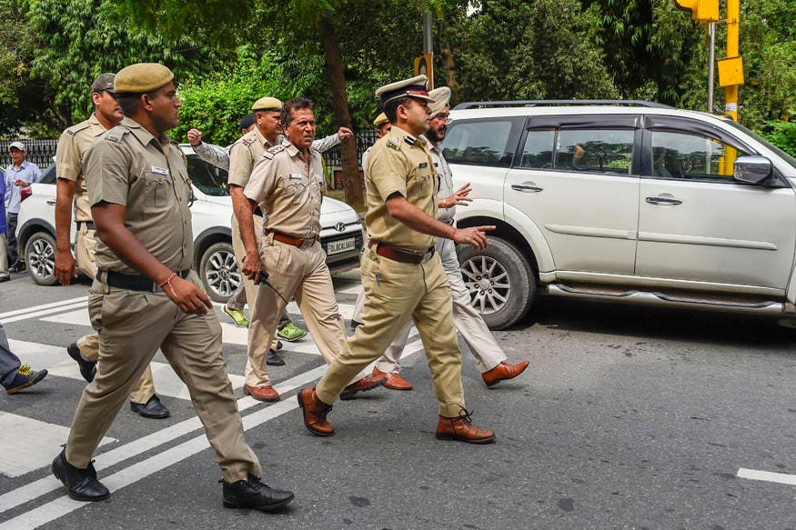 রাস্তার সিসিটিভি ফু়টেজ খতিয়ে দেখে পুলিশ এক মহিলাকে চিহ্নিত করে যিনি শহরের বিভিন্ন জায়গায় বড় বড় ব্যাগে করে দেহাংশ ফেলছেন ৷ মহিলার খোঁজে পুলিশ পৌঁছায় তাঁর বাড়ি ৷ তখনই সামনে আসা চমকে ওঠা সত্যি ৷ রাস্তার সিসিটিভি ফু়টেজ খতিয়ে দেখে পুলিশ এক মহিলাকে চিহ্নিত করে যিনি শহরের বিভিন্ন জায়গায় বড় বড় ব্যাগে করে দেহাংশ ফেলছেন ৷ মহিলার খোঁজে পুলিশ পৌঁছায় তাঁর বাড়ি ৷ তখনই সামনে আসা চমকে ওঠা সত্যি ৷