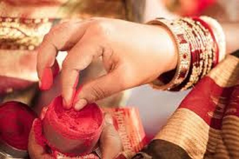অনেক মহিলা সিঁদুর চুল দিয়ে ঢেকে রাখেন। বিশ্বাস করা হয়, এমন স্ত্রীর স্বামীরাও সমাজে হারিয়ে যান। কর্মক্ষেত্র থেকে পরিবার... কোথাও সম্মান পান না।