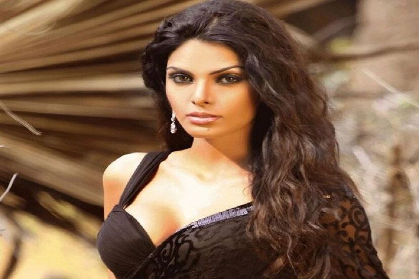 দিনে দিনে সোশ্যাল মিডিয়ায় আরও সাহসী হয়ে উঠছেন শার্লিন চোপড়া। তিনি যাই-ই করেন 'ভাইরাল', নেট দুনিয়ায় উষ্ঞতার ঝড় ওঠে। এর আগে কামসূত্র থ্রি-ডিতে অভিনয় করে বিতর্কের ঝড় তুলেছিলেন শার্লিন ৷ এবার অন্তর্বাস না পরেই একগুচ্ছ ছবি পোস্ট করলেন সোশ্যাল মিডিয়ায়। সেই সমস্ত ছবি নিয়ে বিতর্কর ঝড় তুঙ্গে...