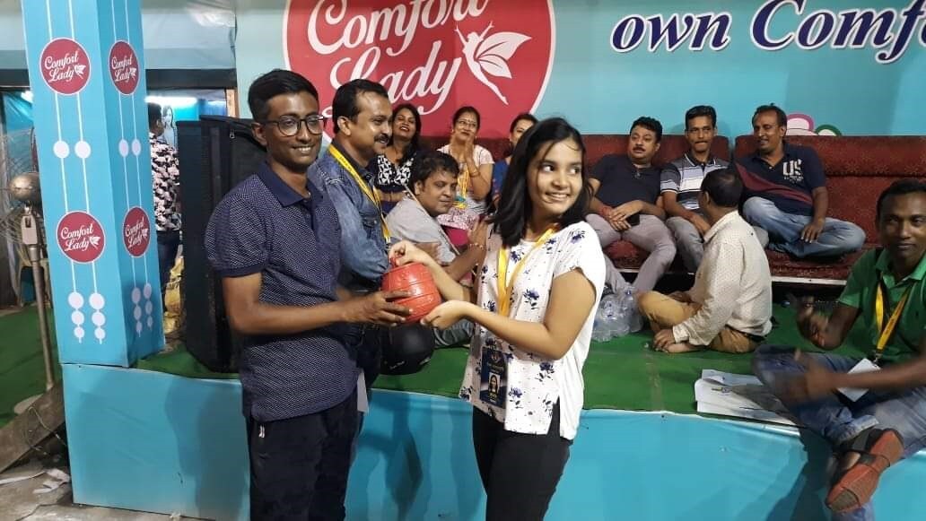 *যদিও গতবছর অর্থের প্রয়োজন না হলেও, ভাবনার কুর্নিশ করেছিলেন সকলেই। সেইদিনের ভাঁড় এখনও অক্ষত অবস্থায় রাখা হয়েছে। কারণ খুঁটিপুজোর মত শুভদিনে হিসাব হবে শ্রীনিধির দেওয়া অর্থের। সেদিনের আগে শ্রীনিধির বাবা সৌরভ গঙ্গোপাধ্যায় ঘূণাক্ষরেও বুঝতে পারেননি তার ছোট্ট মেয়ে এমন কান্ড ঘটাবে। তিনি বললেন সংসারে আর পাঁচটা আলোচার মত প্রতিদিন পুজোর বাজেটের আলোচনাও হয়। হয়তো সেখান থেকেই ভাবতে শুরু করেছিল শ্রীনিধি। *যদিও গতবছর অর্থের প্রয়োজন না হলেও, ভাবনার কুর্নিশ করেছিলেন সকলেই। সেইদিনের ভাঁড় এখনও অক্ষত অবস্থায় রাখা হয়েছে। কারণ খুঁটিপুজোর মত শুভদিনে হিসাব হবে শ্রীনিধির দেওয়া অর্থের। সেদিনের আগে শ্রীনিধির বাবা সৌরভ গঙ্গোপাধ্যায় ঘূণাক্ষরেও বুঝতে পারেননি তার ছোট্ট মেয়ে এমন কান্ড ঘটাবে। তিনি বললেন সংসারে আর পাঁচটা আলোচার মত প্রতিদিন পুজোর বাজেটের আলোচনাও হয়। হয়তো সেখান থেকেই ভাবতে শুরু করেছিল শ্রীনিধি।