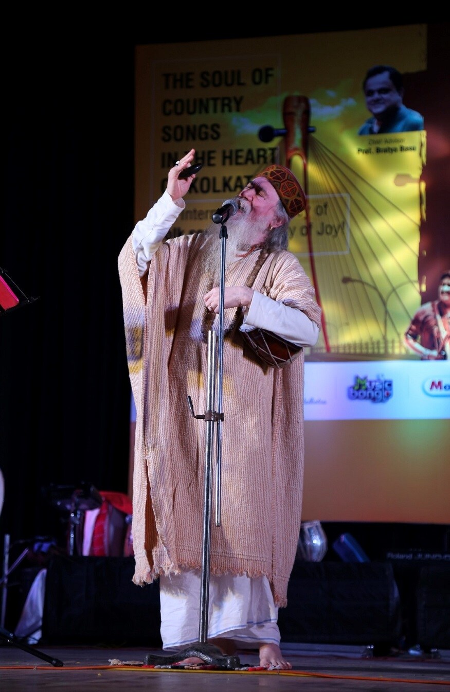 লোকগান শুনতে ভালোবাসেন না, এমন মানুষ পাওয়া দুষ্কর। কিন্তু যারা সত্যি এই ধারার গানের একনিষ্ট শ্রোতা তাঁদের কাছে বিশাল উপহার 'একতারা'। কারণ 'একতারা'তে যে শুধু বাংলার গান শোনার সুযোগ ছিল তা নয়। এখানে বিভিন্ন দেশের লোকগানের সঙ্গে যুক্ত শিল্পীরা হাজির হয়েছিলেন তাঁদের সম্ভার নিয়ে। লোকগান শুনতে ভালোবাসেন না, এমন মানুষ পাওয়া দুষ্কর। কিন্তু যারা সত্যি এই ধারার গানের একনিষ্ট শ্রোতা তাঁদের কাছে বিশাল উপহার 'একতারা'। কারণ 'একতারা'তে যে শুধু বাংলার গান শোনার সুযোগ ছিল তা নয়। এখানে বিভিন্ন দেশের লোকগানের সঙ্গে যুক্ত শিল্পীরা হাজির হয়েছিলেন তাঁদের সম্ভার নিয়ে।