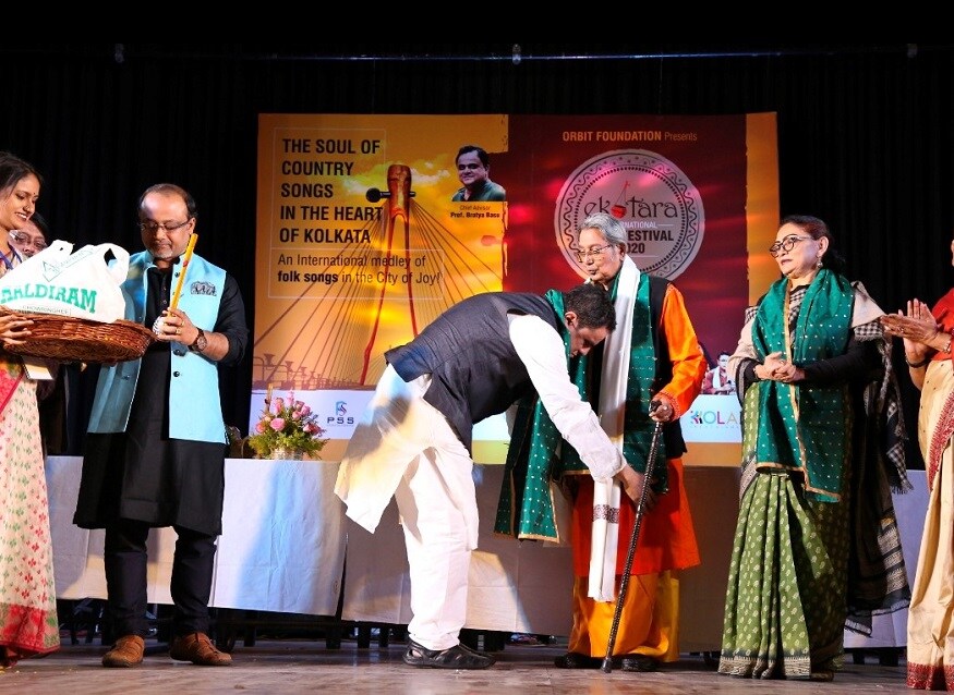 ইন্টারন্যাশনাল ফোক ফেস্টিভ্যাল ২০২০-তে হাজির ছিলেন বাংলার পাশাপাশি অসম এবং পঞ্জাবের শিল্পীরাও। এছাড়া নেপাল, জাপান, বাংলাদেশের শিল্পীরাও তাঁদের অসামান্য গানের সম্ভার নিয়ে শ্রোতাদের মনোরজ্ঞন করেন। ইন্টারন্যাশনাল ফোক ফেস্টিভ্যাল ২০২০-তে হাজির ছিলেন বাংলার পাশাপাশি অসম এবং পঞ্জাবের শিল্পীরাও। এছাড়া নেপাল, জাপান, বাংলাদেশের শিল্পীরাও তাঁদের অসামান্য গানের সম্ভার নিয়ে শ্রোতাদের মনোরজ্ঞন করেন।