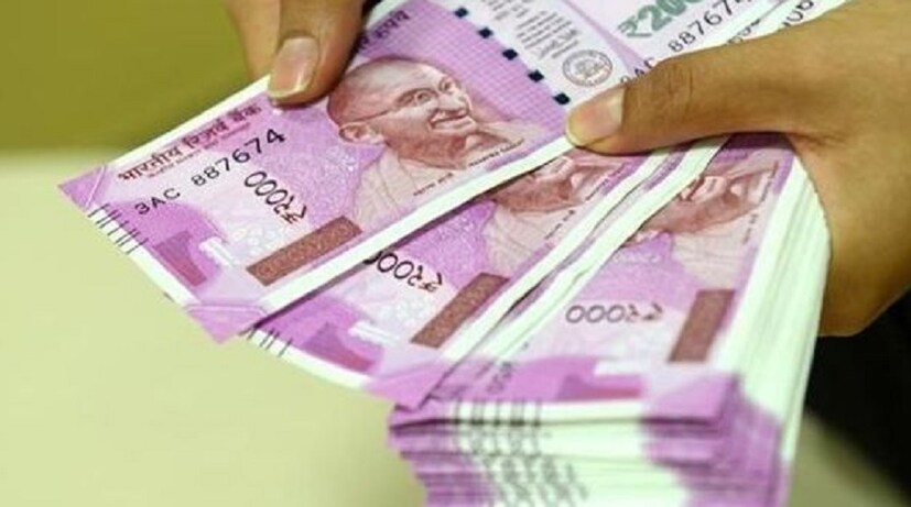 Employee Provident Fund অথার্ৎ EPF স্কিম চাকুরিজীবীদের অবসরের পর আর্থিক সুবিধা দিয়ে থাকে৷ প্রত্যেক মাসে কর্মীদের বেসিক স্যালারি থেকে ১২ শতাংশ টাকা কেটে পিএফ অ্যাকাউন্টে জমা করা হয় ৷ কর্মীদের পাশাপাশি সংস্থার তরফেও ১২ শতাংশ টাকা পিএফ অ্যাকাউন্টে জমা করা হয় ৷