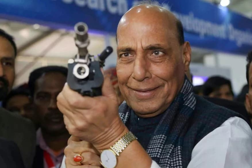 একাদশতম ডিফেন্স এক্সপো-র উদ্বোধনে প্রধানমন্ত্রী নরেন্দ্র মোদি ছাড়াও উপস্থিত ছিলেন প্রতিরক্ষামন্ত্রী রাজনাথ সিং, উত্তরপ্রদেশের মুখ্যমন্ত্রী যোগী আদিত্যনাথ, রাজ্যপাল আনন্দীবেন পটেল ৷ সেখানে বন্দুক হাতে দেখা গেল কেন্দ্রীয় মন্ত্রী রাজনাথ সিংকেও ৷ একাদশতম ডিফেন্স এক্সপো-র উদ্বোধনে প্রধানমন্ত্রী নরেন্দ্র মোদি ছাড়াও উপস্থিত ছিলেন প্রতিরক্ষামন্ত্রী রাজনাথ সিং, উত্তরপ্রদেশের মুখ্যমন্ত্রী যোগী আদিত্যনাথ, রাজ্যপাল আনন্দীবেন পটেল ৷ সেখানে বন্দুক হাতে দেখা গেল কেন্দ্রীয় মন্ত্রী রাজনাথ সিংকেও ৷