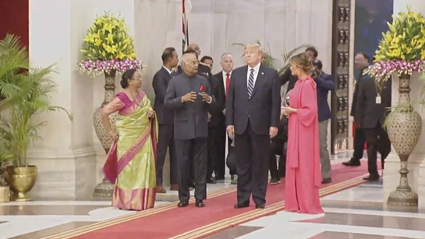  CAA, কাশ্মীর ও সংখ্যালঘু সমস্যা -- তিনটি ইস্যুর যে কোনও একটিতে ট্রাম্প সরব হলেই অস্বস্তি বাড়ত নরেন্দ্র মোদির। সেই পরিস্থিতি তৈরিই হতে দিলেন না ডোনাল্ড ট্রাম্প। হায়দরাবাদ হাউসে ২৮ পদের মধ্যাহ্নভোজ সেরে সাংবাদিক সম্মেলনে আসেন ডোনাল্ড ট্রাম্প। মেনুর সঙ্গে মার্কিন প্রেসিডেন্টকে দেওয়া হয় তিন লাইনের কবিতা লেখা একটি রুমাল। 