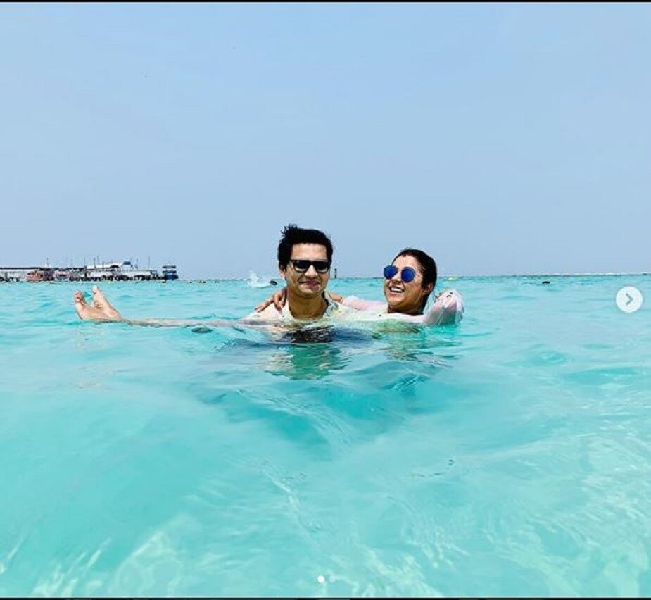 চারদিকে যতদূর চোখ যায় শুধু নীল জলরাশি... অন্তরঙ্গ অবস্থায় ফ্রেমবন্দি সদ্য বিবাহিত প্রীতি বিশ্বাস এবং রাহুল মজুমদার। অন স্ক্রিন যাঁদের দর্শকেরা ‘সৌদামিনীর সংসার’-এর আন্নাকালী এবং ‘দেবী চৌধুরানী’-র ‘ব্রজেশ্বর’ হিসেবেই চেনেন। চারদিকে যতদূর চোখ যায় শুধু নীল জলরাশি... অন্তরঙ্গ অবস্থায় ফ্রেমবন্দি সদ্য বিবাহিত প্রীতি বিশ্বাস এবং রাহুল মজুমদার। অন স্ক্রিন যাঁদের দর্শকেরা ‘সৌদামিনীর সংসার’-এর আন্নাকালী এবং ‘দেবী চৌধুরানী’-র ‘ব্রজেশ্বর’ হিসেবেই চেনেন।