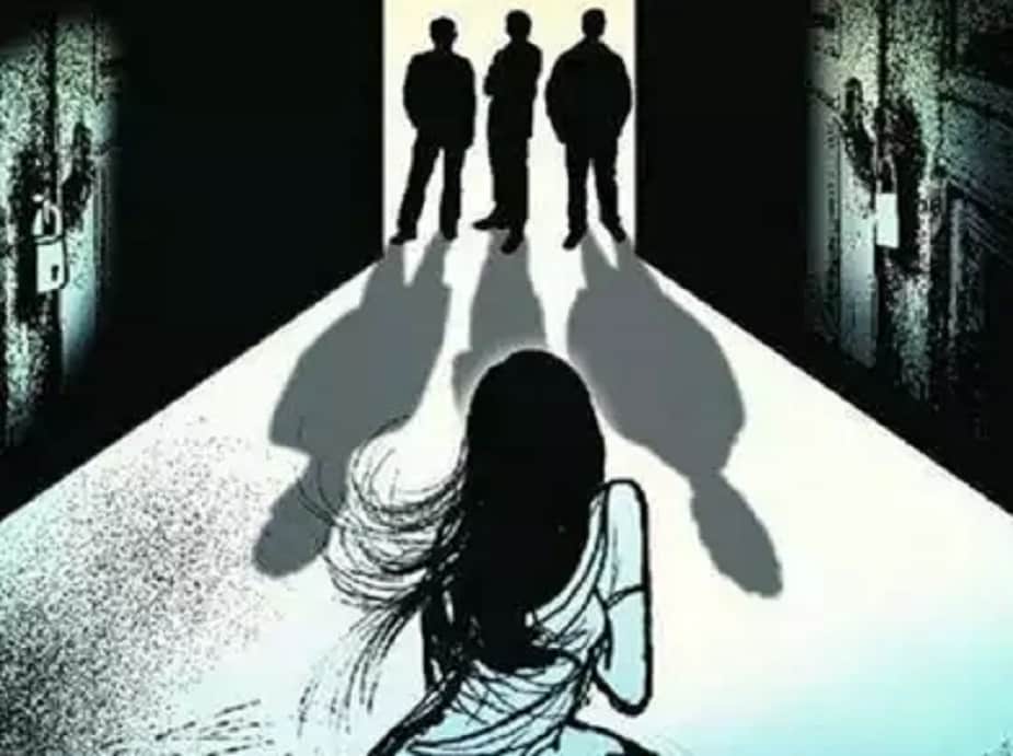 মহিলার অভিযোগ, প্রথমে তাঁর সঙ্গে জোর করে নিজামুদ্দিন। এখানেই শেষ নয়, কাছেই ছিল নিজামুদ্দিনের আরও তিন বন্ধু। তারাও ঝাপিয়ে পড়ে নির্যাতিতার উপরে। নির্যাতিতার অভিযোগ শারীরিক অত্য়াচারের পর তাঁকে জঙ্গলে ফেলেই পালিয়ে যায় তাঁর প্রেমিক ও বন্ধুরা। এরপর কোনরকমে মহম্মদ বাজার থানায় এসে অভিযোগ দায়ের করেন তিনি। মহিলার অভিযোগ, প্রথমে তাঁর সঙ্গে জোর করে নিজামুদ্দিন। এখানেই শেষ নয়, কাছেই ছিল নিজামুদ্দিনের আরও তিন বন্ধু। তারাও ঝাপিয়ে পড়ে নির্যাতিতার উপরে। নির্যাতিতার অভিযোগ শারীরিক অত্য়াচারের পর তাঁকে জঙ্গলে ফেলেই পালিয়ে যায় তাঁর প্রেমিক ও বন্ধুরা। এরপর কোনরকমে মহম্মদ বাজার থানায় এসে অভিযোগ দায়ের করেন তিনি।