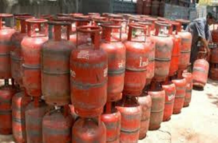  বৃহস্পতিবার কেন্দ্রীয় মন্ত্রীকে লাগাতার LPG-র দাম বৃদ্ধির বিষয়ে জিজ্ঞাসা করা হলে তিনি জানান আন্তর্জাতিক বাজারে দাম বাড়ার কারণে এই মাসে দাম বেড়েছে গ্যাসের ৷ তবে আগামী মাসে দাম কমার সম্ভাবনা রয়েছে ৷ 