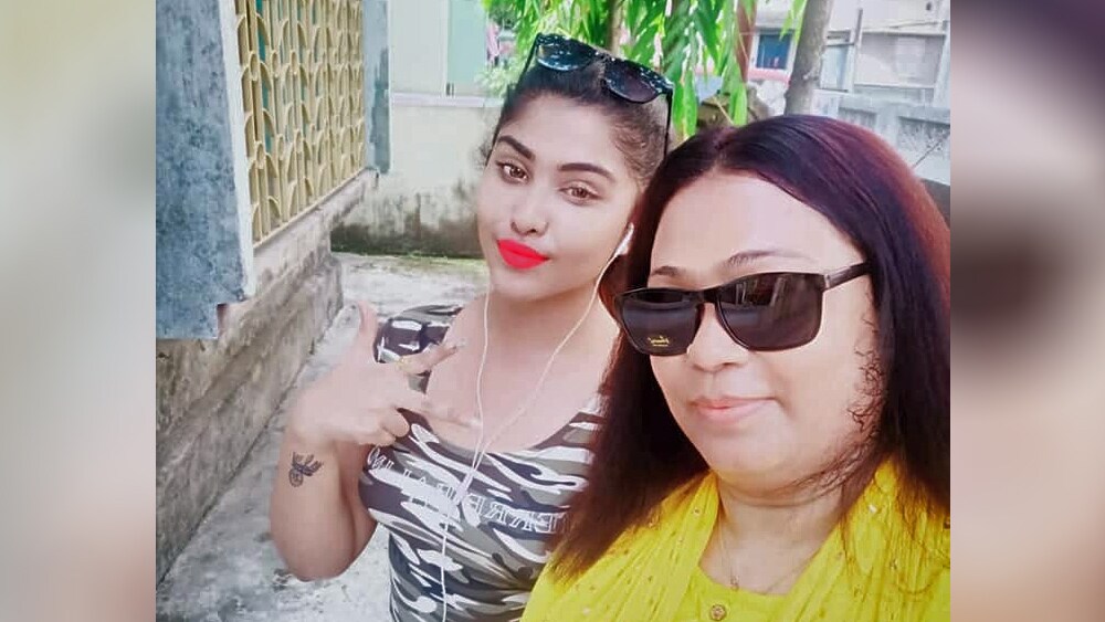 সাদ্দাম জেরায় স্বীকার করেছেন যে, তিনি রিয়াকে বিয়ে করার প্রতিশ্রুতি দিয়েছিলেন এবং সেই সূত্রে তাঁর সঙ্গে রিয়ার ঘনিষ্ঠতা অনেকটাই বেশি ছিল অন্যদের চেয়ে। সেই ঘনিষ্ঠতার ফলেই সাদ্দামের বেশ কিছু ব্যক্তিগত ছবি-ভিডিও চলে যায় রিয়ার হাতে। সেখানে দু’জনের ঘনিষ্ঠ ছবি-ভিডিও ছিল বলে পুলিশ সূত্রে জানা গিয়েছে। সাদ্দামের অভিযোগ, সেই ছবি ভিডিওকে হাতিয়ার করে ব্ল্যাকমেল করা শুরু করেন মা-মেয়ে। আর সেই ব্ল্যাকমেল থেকে রেহাই পেতে খুনের ছক কষেন তিনি। সাদ্দাম জেরায় স্বীকার করেছেন যে, তিনি রিয়াকে বিয়ে করার প্রতিশ্রুতি দিয়েছিলেন এবং সেই সূত্রে তাঁর সঙ্গে রিয়ার ঘনিষ্ঠতা অনেকটাই বেশি ছিল অন্যদের চেয়ে। সেই ঘনিষ্ঠতার ফলেই সাদ্দামের বেশ কিছু ব্যক্তিগত ছবি-ভিডিও চলে যায় রিয়ার হাতে। সেখানে দু’জনের ঘনিষ্ঠ ছবি-ভিডিও ছিল বলে পুলিশ সূত্রে জানা গিয়েছে। সাদ্দামের অভিযোগ, সেই ছবি ভিডিওকে হাতিয়ার করে ব্ল্যাকমেল করা শুরু করেন মা-মেয়ে। আর সেই ব্ল্যাকমেল থেকে রেহাই পেতে খুনের ছক কষেন তিনি।