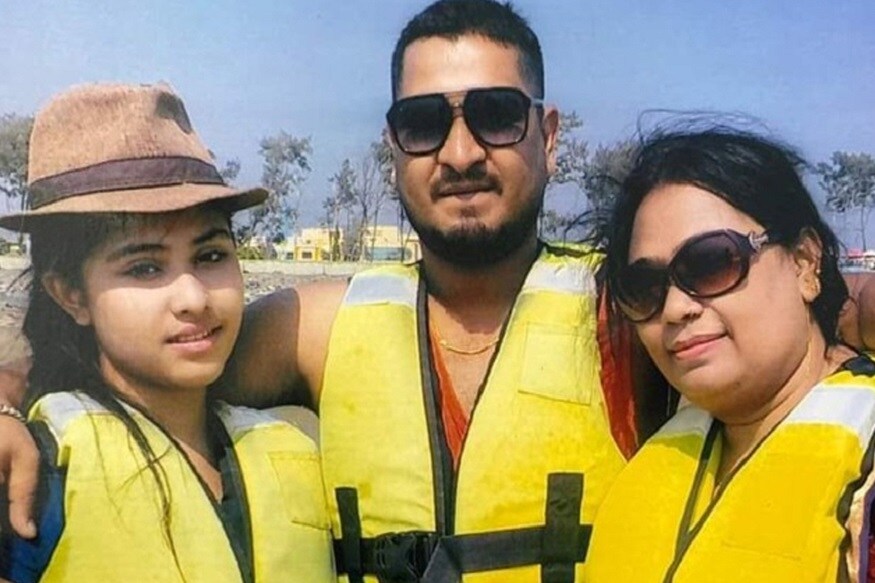 তদন্তকারীরা জানিয়েছেন, সোশ্যাল মিডিয়ার সাহায্যেই তাঁরা মা-মেয়েকে শনাক্ত করার পথে অনেকটা এগোন। শনাক্ত হওয়ার পর তাঁরা আয়েশা নামে রিয়ার ফেসবুক আইডি খতিয়ে দেখেন। জানতে পারেন ১৭ ফেব্রুয়ারি বিকেল ৪টে ৫০ মিনিটেও একটি ছবি আপলোড করেছেন তিনি। দেখা যায় সেই ছবি আপলোড করা হয়েছিল হলদিয়া থেকে। আইপি অ্যাড্রেস এবং মোবাইল টাওয়ার লোকেশনের সূত্র ধরে পুলিশ সাদ্দামের সঙ্গে এই জোড়া খুনের সরাসরি যোগাযোগের আরও পারিপার্শ্বিক প্রমাণ পায় পুলিশ ৷ তদন্তকারীরা জানিয়েছেন, সোশ্যাল মিডিয়ার সাহায্যেই তাঁরা মা-মেয়েকে শনাক্ত করার পথে অনেকটা এগোন। শনাক্ত হওয়ার পর তাঁরা আয়েশা নামে রিয়ার ফেসবুক আইডি খতিয়ে দেখেন। জানতে পারেন ১৭ ফেব্রুয়ারি বিকেল ৪টে ৫০ মিনিটেও একটি ছবি আপলোড করেছেন তিনি। দেখা যায় সেই ছবি আপলোড করা হয়েছিল হলদিয়া থেকে। আইপি অ্যাড্রেস এবং মোবাইল টাওয়ার লোকেশনের সূত্র ধরে পুলিশ সাদ্দামের সঙ্গে এই জোড়া খুনের সরাসরি যোগাযোগের আরও পারিপার্শ্বিক প্রমাণ পায় পুলিশ ৷