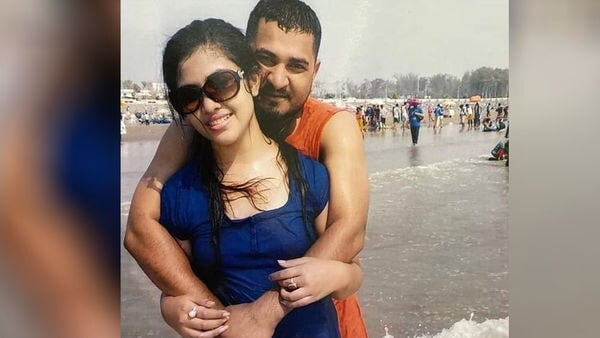 মূল অভিয়ুক্তদের গ্রেফতার করা হয়েছে। কিন্তু জোড়া খুনে আরও কারা জড়িত ? ১০ দিন পরও বাকিদের ভূমিকা নিয়ে কিছু জানা গেল না কেন? কীভাবে খুনের পরিকল্পনা হয় ? এসব প্রশ্নের আপাতত কোনও উত্তর নেই। অন্ধকার ঝিকুরখালিতে হয়তো আলো জ্বলবে। কিন্তু তাতে দুষ্কৃতিরাজ কমবে কী ? জোড়া খুনে সব প্রশ্নের উত্তরই বা কে দেবেন ? মূল অভিয়ুক্তদের গ্রেফতার করা হয়েছে। কিন্তু জোড়া খুনে আরও কারা জড়িত ? ১০ দিন পরও বাকিদের ভূমিকা নিয়ে কিছু জানা গেল না কেন? কীভাবে খুনের পরিকল্পনা হয় ? এসব প্রশ্নের আপাতত কোনও উত্তর নেই। অন্ধকার ঝিকুরখালিতে হয়তো আলো জ্বলবে। কিন্তু তাতে দুষ্কৃতিরাজ কমবে কী ? জোড়া খুনে সব প্রশ্নের উত্তরই বা কে দেবেন ?
