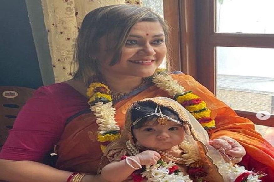 নাম তার অন্তঃকর্ণা ৷ ডাক নাম কিয়া৷ তবে এই সব ভারী নামের পিছনে গিয়ে লাভ নেই ৷ বরং কনীনিকার মিষ্টি মেয়ে এখন মাত করেছে সোশ্যাল মিডিয়া ৷ নাম তার অন্তঃকর্ণা ৷ ডাক নাম কিয়া৷ তবে এই সব ভারী নামের পিছনে গিয়ে লাভ নেই ৷ বরং কনীনিকার মিষ্টি মেয়ে এখন মাত করেছে সোশ্যাল মিডিয়া ৷