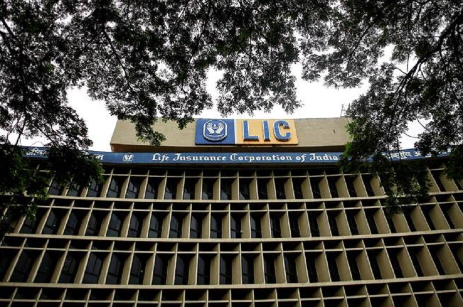 LIC দেশের সবচেয়ে বড় সংস্থার আর্থিক লেনদেনের ক্ষেত্রে ৷ মনে করা হচ্ছে LIC-র IPO আসার পর market capitilozation এর ক্ষেত্রে দেশের সবচেয়ে বড় সংস্থা হতে চলেছে এলআইসি ৷ বর্তমানে মার্কেট ক্যাপের হিসেবে রিলায়েন্স ইন্ডাস্ট্রিজ লিমিটেড (RIL), TCS সবেচেয়ে উপরে রয়েছে ৷ গত বছরও একাধিক রিপোর্টে দাবি জানানো হয়েছিল যে সরকার এলআইসি-তে তাদের অংশ বিক্রি করে দিতে চলেছে ৷ LIC দেশের সবচেয়ে বড় সংস্থার আর্থিক লেনদেনের ক্ষেত্রে ৷ মনে করা হচ্ছে LIC-র IPO আসার পর market capitilozation এর ক্ষেত্রে দেশের সবচেয়ে বড় সংস্থা হতে চলেছে এলআইসি ৷ বর্তমানে মার্কেট ক্যাপের হিসেবে রিলায়েন্স ইন্ডাস্ট্রিজ লিমিটেড (RIL), TCS সবেচেয়ে উপরে রয়েছে ৷ গত বছরও একাধিক রিপোর্টে দাবি জানানো হয়েছিল যে সরকার এলআইসি-তে তাদের অংশ বিক্রি করে দিতে চলেছে ৷