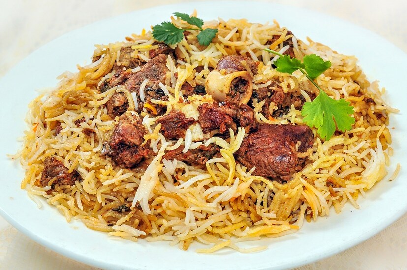 সঙ্গে থাছে মটন বিরিয়ানি আর মাংসের ঝোল 