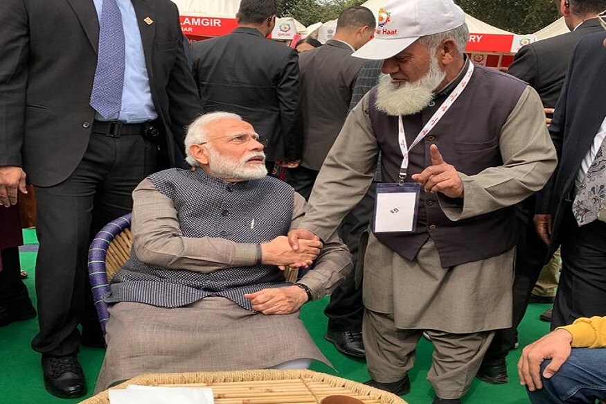 মোদি এ দিন মেলায় লিট্টি-চোখা খান৷ এক প্লেট লিট্টি-চোখা ওই মেলায় ১২০ টাকায় বিক্রি হচ্ছে৷ বিহার, উত্তরপ্রদেশ ও ঝাড়খণ্ডে খুবই জনপ্রিয় এই খাবার৷ সেখানে দামও মেটান৷ মোদি এ দিন মেলায় লিট্টি-চোখা খান৷ এক প্লেট লিট্টি-চোখা ওই মেলায় ১২০ টাকায় বিক্রি হচ্ছে৷ বিহার, উত্তরপ্রদেশ ও ঝাড়খণ্ডে খুবই জনপ্রিয় এই খাবার৷ সেখানে দামও মেটান৷