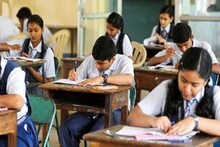 মেয়েকে কোলে পরীক্ষাহলে বাবা,পড়ুয়াদের আশীর্বাদ পুরোহিতদের! মাধ্যমিকের অন্য ছবি
