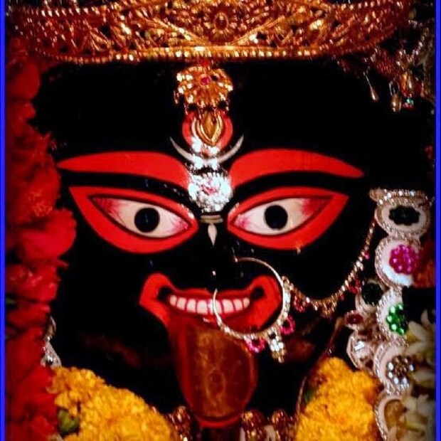 গঙ্গাজল স্নানের প্রদানের মন্ত্র-‘ওঁ ক্রীং কাল্ল্যৈ নমঃ গঙ্গাস্নানম্ সমর্পয়ামি।’ পঞ্চফল প্রদানের মন্ত্র- ‘ওঁ ক্রীং কাল্ল্যৈ নমঃ পঞ্চফলম্ সমর্পয়ামি।’ পুষ্প প্রদানের মন্ত্র-‘এষ গন্ধপুস্পে ওঁ ক্রীং কাল্ল্যৈ নমঃ।’ photo source collected 