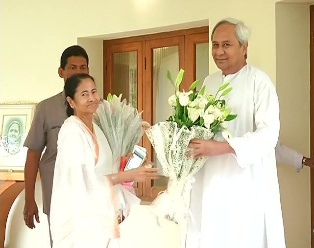 এর মধ্যে নীতিশ কুমার একটু খাদ্য রসিক । তবে কঠোরভাবে নিরামিষ। পছন্দ করেন নানা পদের সবজি। মমতা বন্দ্যোপাধ্যায় এমনিতে কোনও খাবারে না নেই। মাছও পছন্দ করেন তবে খান নেহাতই কম। দিদির কথা মাথায় রেখেই মাছের পদ রাঁধিয়েছেন নবীন। যদি ও এদিন প্রায় কিছুই খাননি মমতা। তবে নবীনের অনুরোধে রায়তা খান বাংলার মুখ্যমন্ত্রী । বুন্দি রায়তা যে তার বেশ পছন্দ হয়েছে সে কথা এদিন নবীনকে জানিয়ে দেন তৃণমূল সুপ্রীমো। এর মধ্যে নীতিশ কুমার একটু খাদ্য রসিক । তবে কঠোরভাবে নিরামিষ। পছন্দ করেন নানা পদের সবজি। মমতা বন্দ্যোপাধ্যায় এমনিতে কোনও খাবারে না নেই। মাছও পছন্দ করেন তবে খান নেহাতই কম। দিদির কথা মাথায় রেখেই মাছের পদ রাঁধিয়েছেন নবীন। যদি ও এদিন প্রায় কিছুই খাননি মমতা। তবে নবীনের অনুরোধে রায়তা খান বাংলার মুখ্যমন্ত্রী । বুন্দি রায়তা যে তার বেশ পছন্দ হয়েছে সে কথা এদিন নবীনকে জানিয়ে দেন তৃণমূল সুপ্রীমো।