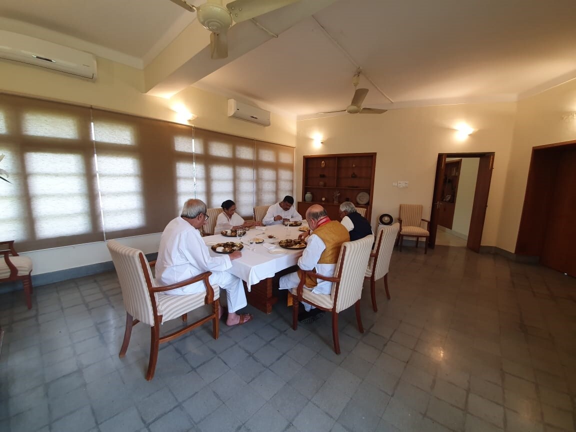 শুক্রবার ইস্টার্ন জোনাল কাউন্সিলের ২৪ তম বৈঠক উপলক্ষ্যে ভুবনেশ্বরে এসেছেন বাংলা, বিহারের দুই মুখ্যমন্ত্রী। রয়েছেন কেন্দ্রীয় স্বরাস্ট্রমন্ত্রী অমিত শাহ। অতিথি দের জন্য দুপুরের খাওয়ার আয়োজন করা হয়েছিলো নবীন পট্টনায়েকের বাসভবন শুক্রবার ইস্টার্ন জোনাল কাউন্সিলের ২৪ তম বৈঠক উপলক্ষ্যে ভুবনেশ্বরে এসেছেন বাংলা, বিহারের দুই মুখ্যমন্ত্রী। রয়েছেন কেন্দ্রীয় স্বরাস্ট্রমন্ত্রী অমিত শাহ। অতিথি দের জন্য দুপুরের খাওয়ার আয়োজন করা হয়েছিলো নবীন পট্টনায়েকের বাসভবন