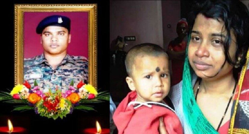 শহিদ জওয়ানের স্ত্রী ৫১ লক্ষ টাকার অনুদান পাওয়ার পর আর শ্বশুরবাড়িতে থাকেন না ৷ আর শহিদের মৃত্যুর পুরো টাকা নিহতের স্ত্রীর অ্যাকাউন্টে পরায় এখন মনোজের বাবা-মা আর্থিক ভাবেও বিপন্ন ৷ Photo- File 