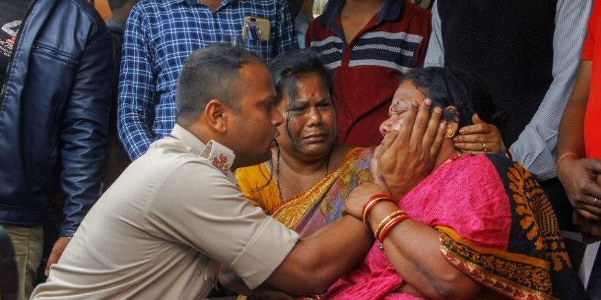 কোনও মৃত্যুরও কোনও টাকার অর্থে প্রতিদান হয় না ৷ তবুও সন্তানের মৃত্যুর দুঃখের সঙ্গে সঙ্গে এখন মনোজের বাবা-মাকে লড়তে হচ্ছে দারিদ্র্যের সঙ্গে ৷ কারণ তাঁদের পুত্রবধূ কেন্দ্র ও রাজ্য সরকারের পক্ষ থেকে পাওয়া সমস্ত আর্থিক অনুদান পাওয়ার পরই শ্বশুরবাড়ি ছেড়ে চলে গেছে ৷ Photo- File কোনও মৃত্যুরও কোনও টাকার অর্থে প্রতিদান হয় না ৷ তবুও সন্তানের মৃত্যুর দুঃখের সঙ্গে সঙ্গে এখন মনোজের বাবা-মাকে লড়তে হচ্ছে দারিদ্র্যের সঙ্গে ৷ কারণ তাঁদের পুত্রবধূ কেন্দ্র ও রাজ্য সরকারের পক্ষ থেকে পাওয়া সমস্ত আর্থিক অনুদান পাওয়ার পরই শ্বশুরবাড়ি ছেড়ে চলে গেছে ৷ Photo- File