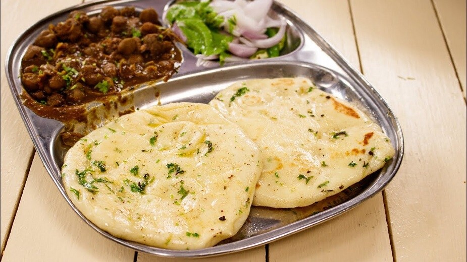 এরপরই উর্বশী ঠিক করেন ছোলা-কুলচা বিক্রি করবেন। প্রথমে সংসার থেকে আপত্তি আসে। কিন্তু তোয়াক্কা করেন না উর্বশী। রাস্তার ধারে একটি ছোট্ট দোকান খোলেন। শুরু হয় ছোলা-কুলচা বিক্রি। এরপরই উর্বশী ঠিক করেন ছোলা-কুলচা বিক্রি করবেন। প্রথমে সংসার থেকে আপত্তি আসে। কিন্তু তোয়াক্কা করেন না উর্বশী। রাস্তার ধারে একটি ছোট্ট দোকান খোলেন। শুরু হয় ছোলা-কুলচা বিক্রি।