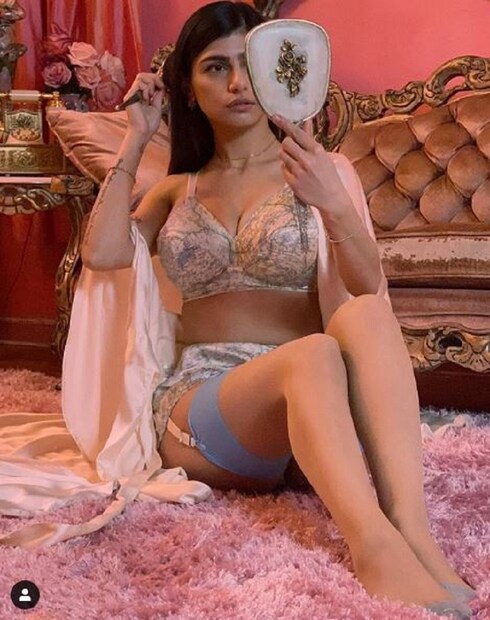 মিঞা খলিফার শরীরে শুধুই অন্তর্বাস, গোলাপি বিছানায় নিজেকে আয়নায় দেখতে ব্যস্ত মিঞা৷ এই ছবি ঝড়ের গতিতে ভাইরাল হয়েছে সোশ্যাল মিডিয়ায়৷ Photo Courtesy- Mia Khalifa/ Instagram 
