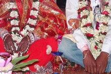 নাবালিকা পাত্রীর বাড়ি গিয়ে বিয়ে রুখলেন বিডিও