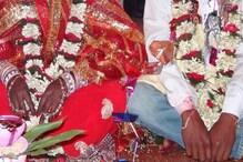 নাবালিকা পাত্রীর বাড়ি গিয়ে বিয়ে রুখলেন বিডিও নাবালিকা পাত্রীর বাড়ি গিয়ে বিয়ে রুখলেন বিডিও