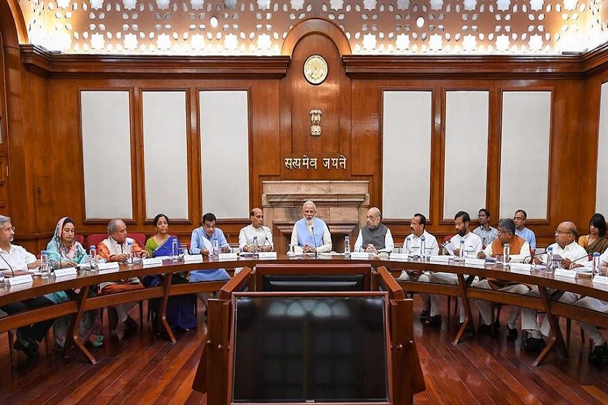 বুধবারের ক্যাবিনেট বৈঠকে শিক্ষাক্ষেত্রে বড়সড় পরিবর্তনের জন্য বেশ কিছু সিদ্ধান্ত নেওয়া হয়েছে ৷ এদিনের বৈঠকে শুধু নাম বদলই নয় মন্ত্রিসভার ছাড়পত্র পেয়েছে নয়া জাতীয় শিক্ষানীতিও ৷ ১৯৮৬ সালে চালু হওয়া শিক্ষানীতি, ১৯৯২ সালে যার কিঞ্চিৎ আধুনিকীকরণ হয়, তাকে সম্পূর্ণ বদলে ফেলে শীঘ্রই চালু হতে চলেছে এই নয়া শিক্ষা নীতি বলে খবর ৷ এর ফলে শিক্ষাক্ষেত্রে বিপুল পরিবর্তন আসতে চলেছে বলে খবর ৷ বদলে যাবে পড়ুয়াদের পড়াশুনার ধরন ৷(file photo) বুধবারের ক্যাবিনেট বৈঠকে শিক্ষাক্ষেত্রে বড়সড় পরিবর্তনের জন্য বেশ কিছু সিদ্ধান্ত নেওয়া হয়েছে ৷ এদিনের বৈঠকে শুধু নাম বদলই নয় মন্ত্রিসভার ছাড়পত্র পেয়েছে নয়া জাতীয় শিক্ষানীতিও ৷ ১৯৮৬ সালে চালু হওয়া শিক্ষানীতি, ১৯৯২ সালে যার কিঞ্চিৎ আধুনিকীকরণ হয়, তাকে সম্পূর্ণ বদলে ফেলে শীঘ্রই চালু হতে চলেছে এই নয়া শিক্ষা নীতি বলে খবর ৷ এর ফলে শিক্ষাক্ষেত্রে বিপুল পরিবর্তন আসতে চলেছে বলে খবর ৷ বদলে যাবে পড়ুয়াদের পড়াশুনার ধরন ৷(file photo)