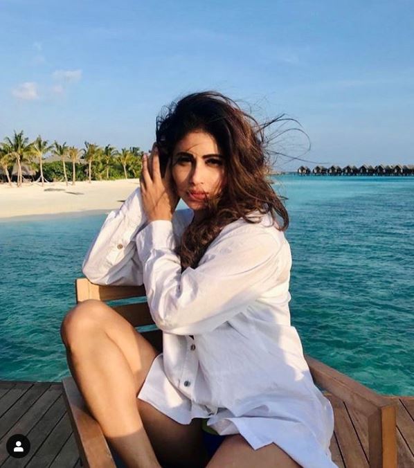 কেরিয়ারের শুরু টেলিভিশন ধারাবাহিক দিয়ে। টেলিজগতে বেশ কয়েকবছর রীতিমতো দাপিয়ে বেড়িয়েছেন তিনি। তারপরেই সুযোগ হয় বড়পর্দায়। আর এখন সেলুলয়েডেও বেশ জনপ্রিয় হয়ে গিয়েছেন। Photo Courtesy: Mouni Roy/Instagram Handle কেরিয়ারের শুরু টেলিভিশন ধারাবাহিক দিয়ে। টেলিজগতে বেশ কয়েকবছর রীতিমতো দাপিয়ে বেড়িয়েছেন তিনি। তারপরেই সুযোগ হয় বড়পর্দায়। আর এখন সেলুলয়েডেও বেশ জনপ্রিয় হয়ে গিয়েছেন। Photo Courtesy: Mouni Roy/Instagram Handle