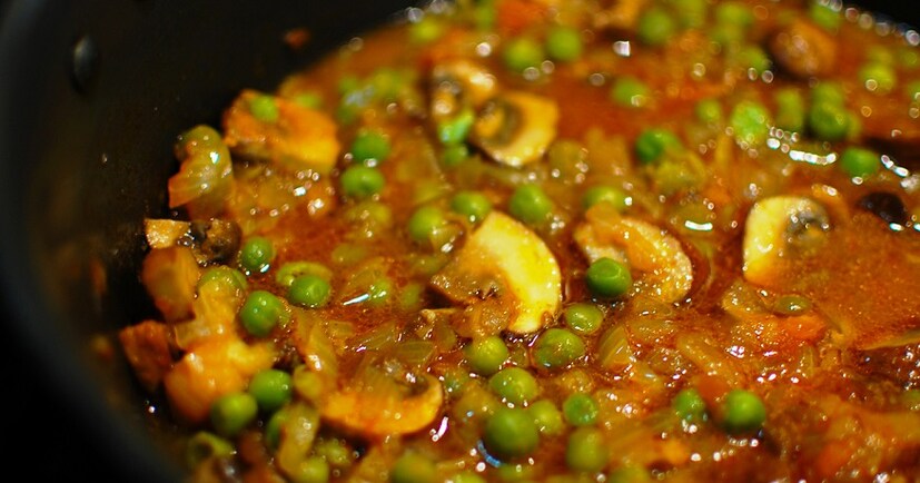 সঙ্গে থাছে মটর মাশরুম 