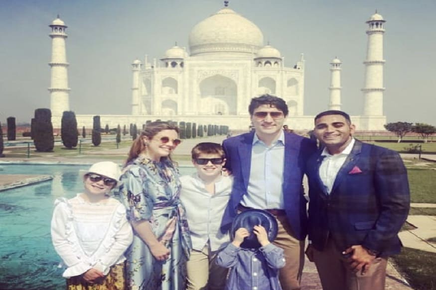 শুধু ট্রাম্প নয়, বিশ্বের তাবড় ব্যক্তিত্বরা ভারতে এসে তাজমহল দেখতে গেলে, নীতিনের উপরেই দায়িত্ব পড়ে তাঁদের ঘুরিয়ে দেখানোর৷ তাজমহলের ইতিহাস বোঝানো৷ শুধু ট্রাম্প নয়, বিশ্বের তাবড় ব্যক্তিত্বরা ভারতে এসে তাজমহল দেখতে গেলে, নীতিনের উপরেই দায়িত্ব পড়ে তাঁদের ঘুরিয়ে দেখানোর৷ তাজমহলের ইতিহাস বোঝানো৷