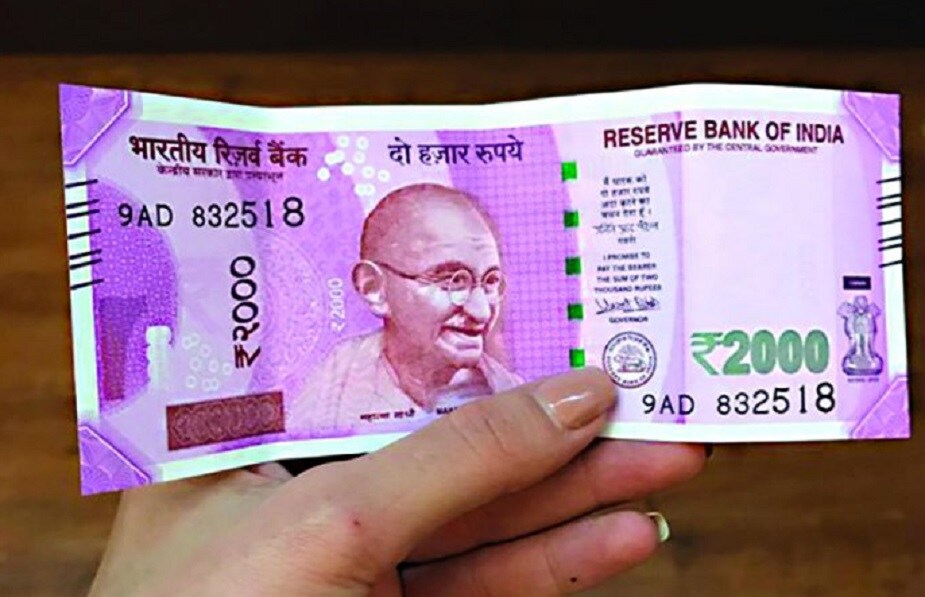 ছোট শব্দে RBI ও ২০০০ লেখা থাকবে ৷ সিকিউরিটি থ্রেডে ভারত, RBI, ২০০০ লেখা থাকবে ৷ নোট হাল্কা করে ভাঁজ করলে সিকিউরিটি থ্রেডের রঙ সবুজ থেকে নীল হয়ে যাবে ৷ গ্যারেন্টি ক্লজ, গর্ভনরের স্বাক্ষর, প্রমিস ক্লজ ও আরবিআই-এর লোগো ডান দিকে থাকবে ৷ মহাত্মা গান্ধির ছবি ও ইলেকট্রোটাইপ (২০০০) ওয়ারটার মার্ক থাকবে ৷ উপরে সবচেয়ে বাঁ দিকে ও নীচের সবচেয়ে ডান দিকে লেখা নম্বর বাঁ দিক থেকে ডান দিকে বাড়তে থাকবে সাইজে ৷ এখানে লেখা নম্বর ২০০০ এর রঙ বদলাতে থাকে ৷ ডান দিকে অশোক স্তম্ভ রয়েছে ৷ ছোট শব্দে RBI ও ২০০০ লেখা থাকবে ৷ সিকিউরিটি থ্রেডে ভারত, RBI, ২০০০ লেখা থাকবে ৷ নোট হাল্কা করে ভাঁজ করলে সিকিউরিটি থ্রেডের রঙ সবুজ থেকে নীল হয়ে যাবে ৷ গ্যারেন্টি ক্লজ, গর্ভনরের স্বাক্ষর, প্রমিস ক্লজ ও আরবিআই-এর লোগো ডান দিকে থাকবে ৷ মহাত্মা গান্ধির ছবি ও ইলেকট্রোটাইপ (২০০০) ওয়ারটার মার্ক থাকবে ৷ উপরে সবচেয়ে বাঁ দিকে ও নীচের সবচেয়ে ডান দিকে লেখা নম্বর বাঁ দিক থেকে ডান দিকে বাড়তে থাকবে সাইজে ৷ এখানে লেখা নম্বর ২০০০ এর রঙ বদলাতে থাকে ৷ ডান দিকে অশোক স্তম্ভ রয়েছে ৷