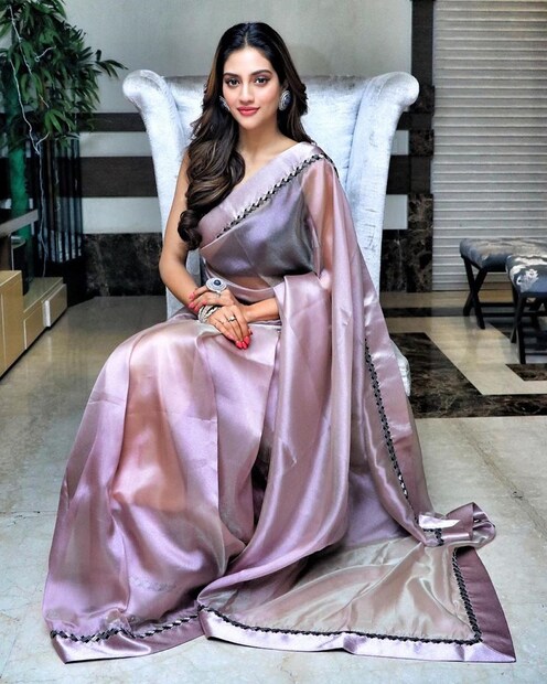 অনেকেই মনে করেন লাল রঙ হল ভ্যালেন্টাইন ডে-র রঙ। সেই ধারণাকে বদলেই বেগুনি শাড়িতে মাত করেছেন অভিনেত্রী।  