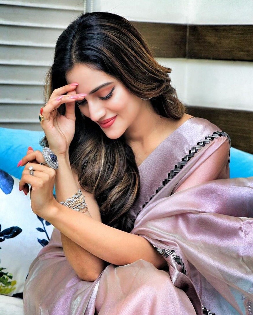 ছবিগুলি নিজের ইনস্টাগ্রাম প্রফাইলে শেয়ার পরে ক্যাপশন লেখেন, ছবিগুলি নিজের ইনস্টাগ্রাম প্রফাইলে শেয়ার পরে ক্যাপশন লেখেন,