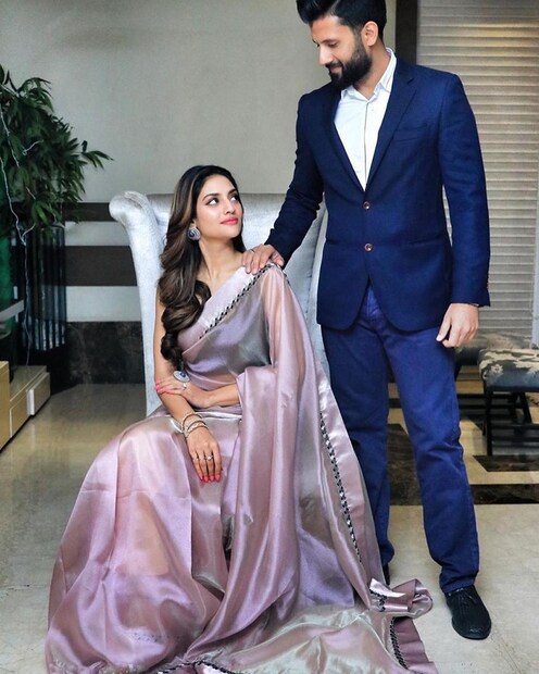 স্বামী নিখিলকে সঙ্গে নিয়ে ভ্যালেন্টাইন্স ডে-র ফোটোশ্যুটে মাতেন অভিনেত্রী। 
