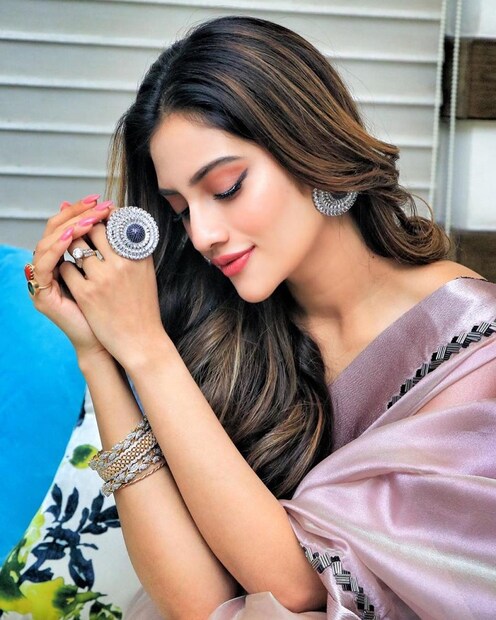 বাংলা সিনেমার পাশাপাশি সোশ্যাল মিডিয়াতেও বেশ জনপ্রিয়তা রয়েছে এই সাংসদ অভিনেত্রীর।
