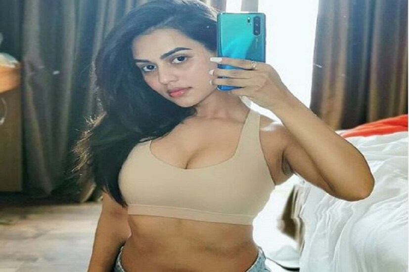  না হয় একটা ছবিই পোস্ট করেছেন, তাই নিয়ে এত কথা৷ নেটিজেনরা তো একেবারে হামলে খেয়ে পড়েছেন নুসরতের ওপর ৷  Photo: Instagram 