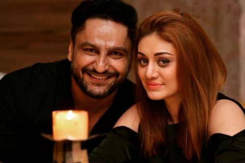 অভিনেতা পরাগ ত্যাগীর সঙ্গে ইতিমধ্যেই ১০ বছরের বিবাহিত জীবন কাটিয়ে ফেলেছেন শেফালি ৷ এবার জীবনে তৃতীয় ব্যক্তি আসার পালা ৷ সম্প্রতি একটি হিন্দি বিনোদনমূলক সংবাদমাধ্যমকে তিনি জানান, শীঘ্রই তাঁরা একটি কন্যা সন্তান দত্তক নিতে চলেছেন ৷