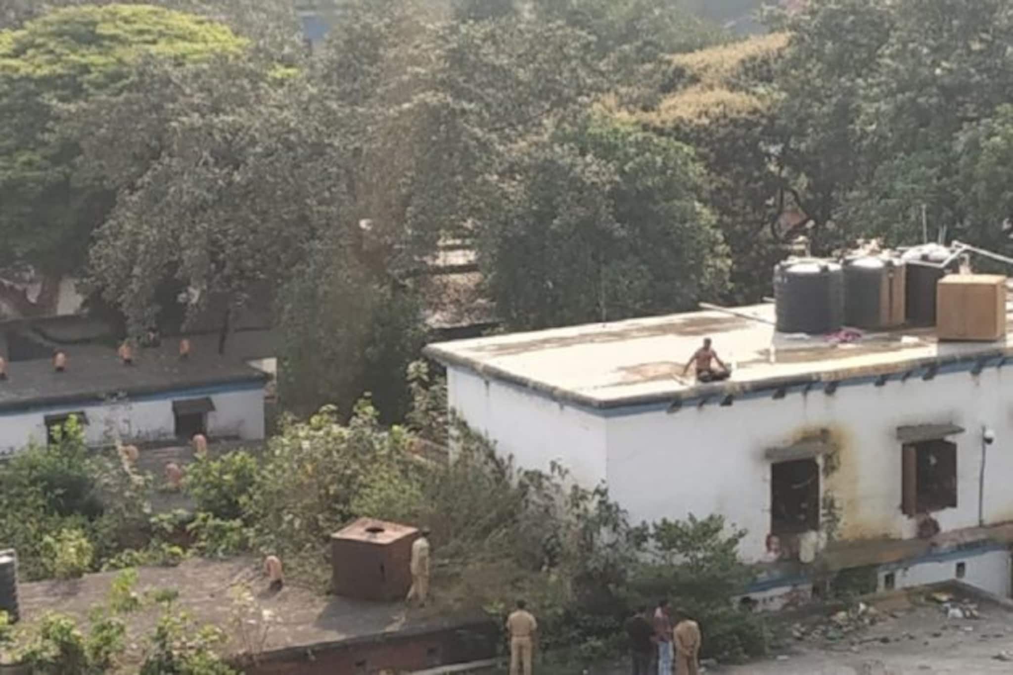 জেলের ছাদে বন্দি আর পুলিশের যুদ্ধ, এ যেন শোলে সিনেমার রিমেক