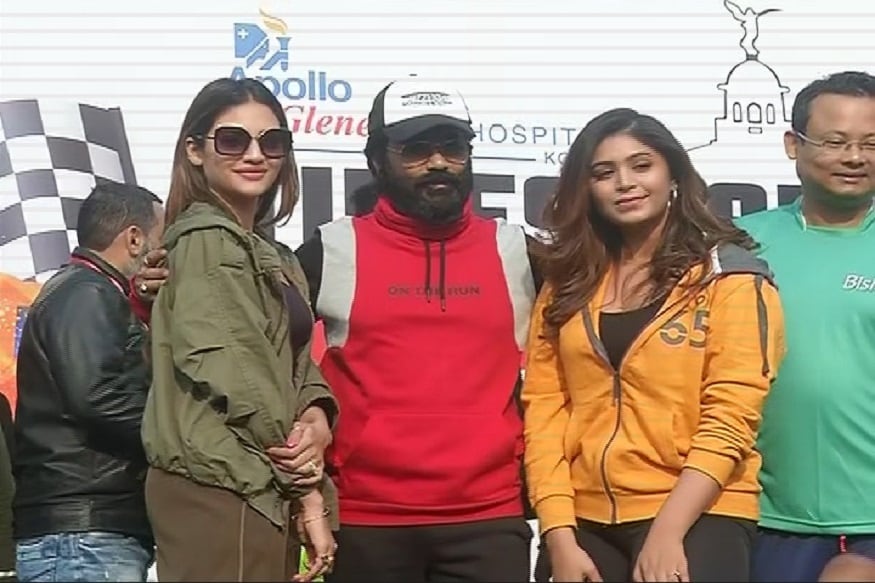 রবিবাসরীয় সকালে রেড রোডে চাঁদের হাট। রান ফর ফ্রেশ এয়ার ক্যাম্পেনকে সমর্থন জানিয়ে কলকাতা হাফ ম্যারাথনে অংশগ্রহণকারীদের উৎসাহ দিতে হাজির ছিলেন টলি তারকারা। রবিবাসরীয় সকালে রেড রোডে চাঁদের হাট। রান ফর ফ্রেশ এয়ার ক্যাম্পেনকে সমর্থন জানিয়ে কলকাতা হাফ ম্যারাথনে অংশগ্রহণকারীদের উৎসাহ দিতে হাজির ছিলেন টলি তারকারা।
