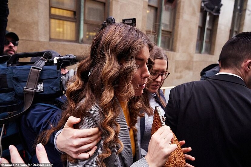 তিনি বলেন, 'আমায় সোজা বাথরুমে টেনে নিয়ে যায়৷ তারপর আমার স্তন চেপে ধরে৷ এবং হস্তমৈথুন করতে শুরু করে৷ যৌনাঙ্গ আমার নিতম্বে চেপে ধরে৷ আমার বমি পাচ্ছিল৷ কী ভয়াবহ সেই দিনটা৷'