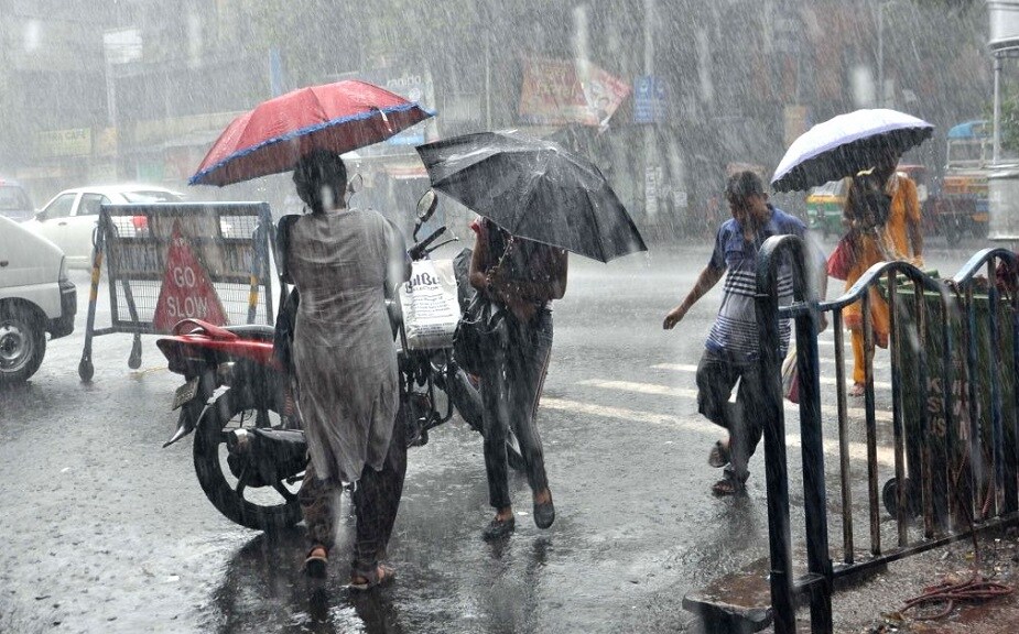 আবহাওয়া দফতরের পূর্বাভাস মতোই মেঘলা আকাশ আর তার সঙ্গে শুরু হয়েছে ঝিরিঝিরি বৃষ্টি ৷ আলিপুর আবহাওয়া দফতর সূত্রে খবর, বুধবারও বৃষ্টি হবে উত্তরবঙ্গে। আবহাওয়া দফতরের পূর্বাভাস মতোই মেঘলা আকাশ আর তার সঙ্গে শুরু হয়েছে ঝিরিঝিরি বৃষ্টি ৷ আলিপুর আবহাওয়া দফতর সূত্রে খবর, বুধবারও বৃষ্টি হবে উত্তরবঙ্গে।