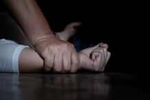 ৭৩ বছরের বৃদ্ধাকে টেনে হিঁচড়ে শাড়ি খুলে রেপের চেষ্টা যুবকের ! ৭৩ বছরের বৃদ্ধাকে টেনে হিঁচড়ে শাড়ি খুলে রেপের চেষ্টা যুবকের !