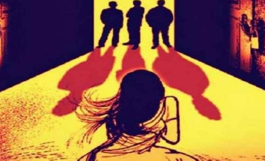 এরপর মহিলা এজেন্ট তাদের বাড়িতে পৌঁছতেই তার সঙ্গে অশালীন ব্যবহার শুরু করেন তারা ৷ মহিলাকে তাতে আপত্তি জানাতেই পাঁচ অভিযুক্ত তাকে গণধর্ষণ করে ৷ একে একে তার উপর নির্মম অত্যাচার চালায় ৷ এমনকি এই বিষয়ে অন্য কাউকে যাতে কিছু না জানায় সেই বিষয়ে তাকে হুমকিও দেওয়া হয় ৷ এরপর মহিলা এজেন্ট তাদের বাড়িতে পৌঁছতেই তার সঙ্গে অশালীন ব্যবহার শুরু করেন তারা ৷ মহিলাকে তাতে আপত্তি জানাতেই পাঁচ অভিযুক্ত তাকে গণধর্ষণ করে ৷ একে একে তার উপর নির্মম অত্যাচার চালায় ৷ এমনকি এই বিষয়ে অন্য কাউকে যাতে কিছু না জানায় সেই বিষয়ে তাকে হুমকিও দেওয়া হয় ৷