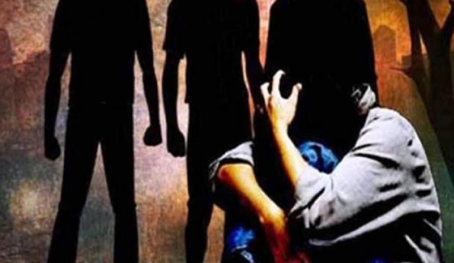 রবিবার ঘটনাটি ঘটলে সেইদিন ভয়ে থানায় কিছু জানায়নি নির্যাতিতা ৷ পরে অবশ্য সাহস করে সোমবার থানায় অভিযুক্তদের বিরুদ্ধে এফআইআর দায়ের করেন ৷ রবিবার ঘটনাটি ঘটলে সেইদিন ভয়ে থানায় কিছু জানায়নি নির্যাতিতা ৷ পরে অবশ্য সাহস করে সোমবার থানায় অভিযুক্তদের বিরুদ্ধে এফআইআর দায়ের করেন ৷