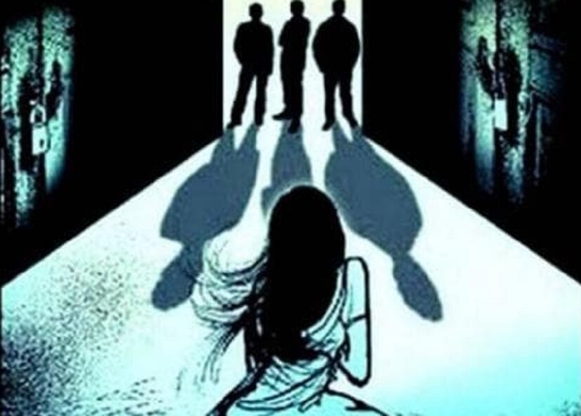 নির্যাতিতার অভিযোগের ভিত্তিতে তল্লাশি শুরু করে ৷ তদন্ত শুরু করে গ্রেফতার ৩ অভিযুক্তকে গ্রেফতার করেছে পুলিশ ৷ তবে এখনও পর্যন্ত ২ অভিযুক্ত পলাতক ৷ 
